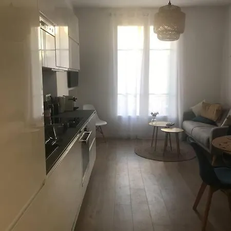 Apartment 3 Bed Modern Flat Close To The