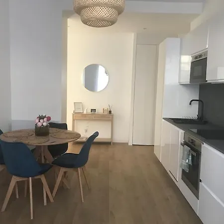3 Bed Modern Flat Close To The