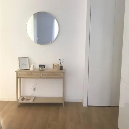 3 Bed Modern Flat Close To The Apartament